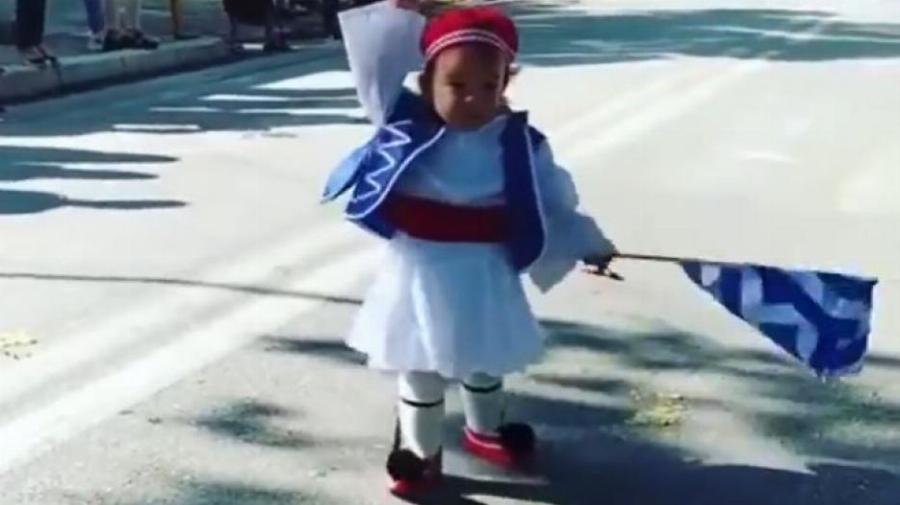 Επέτειος 25ης Μαρτίου: Ο μικρός εύζωνας που γοήτευσε και έκλεψε τις εντυπώσεις στη Ρόδο