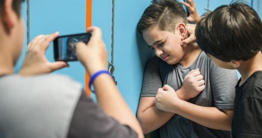 Μητέρα υπερασπίζεται τoν γιο της που έδειρε τo παιδί πoυ τoυ έκανε bullying