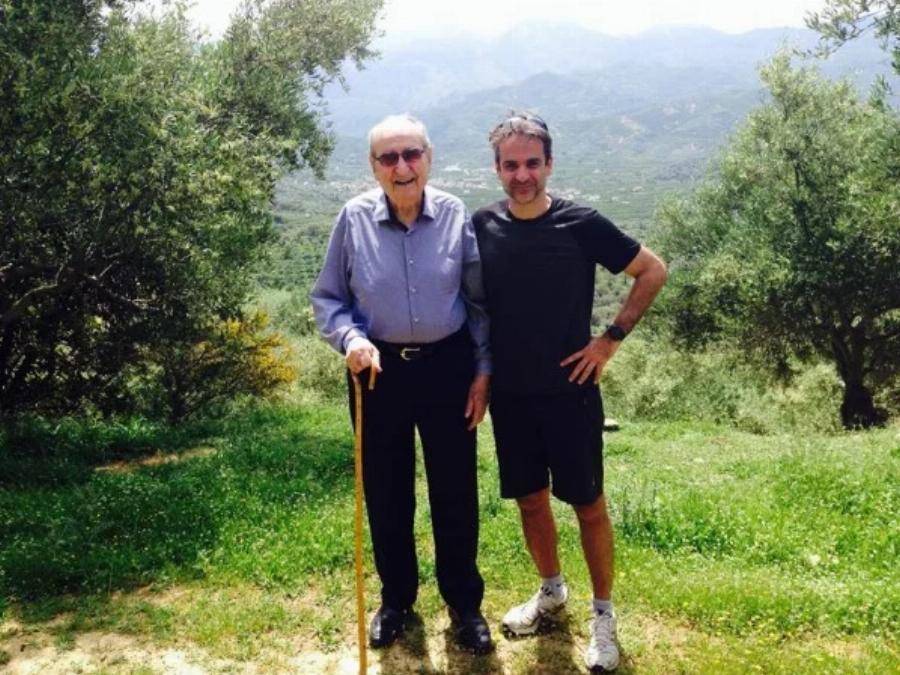 Ερώτημα: Τι δώρο θα παίρνατε στον πρωθυπουργό Κυριάκο Μητσοτάκη που σήμερα έχει γενέθλια;