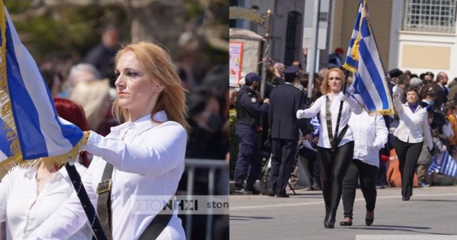 Μυτιλήνη: Υποκλινόμαστε στην 37χρονη μαμά 3 παιδιών που παρέλασε ως σημαιοφόρος με το Εσπερινό ΕΠΑΛ