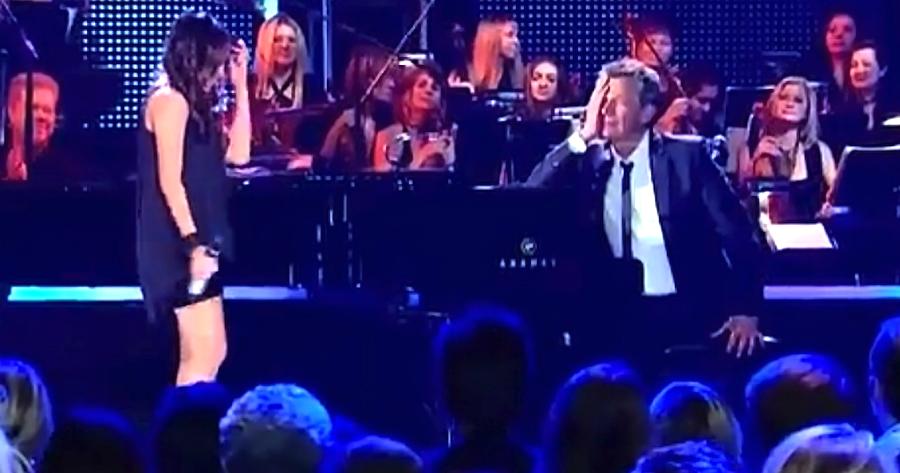 Νεαρή κοπέλα με αγγελική φωνή τραγουδάει και ο πιανίστας δεν μπορεί να συγκρατήσει τα συναισθήματά του