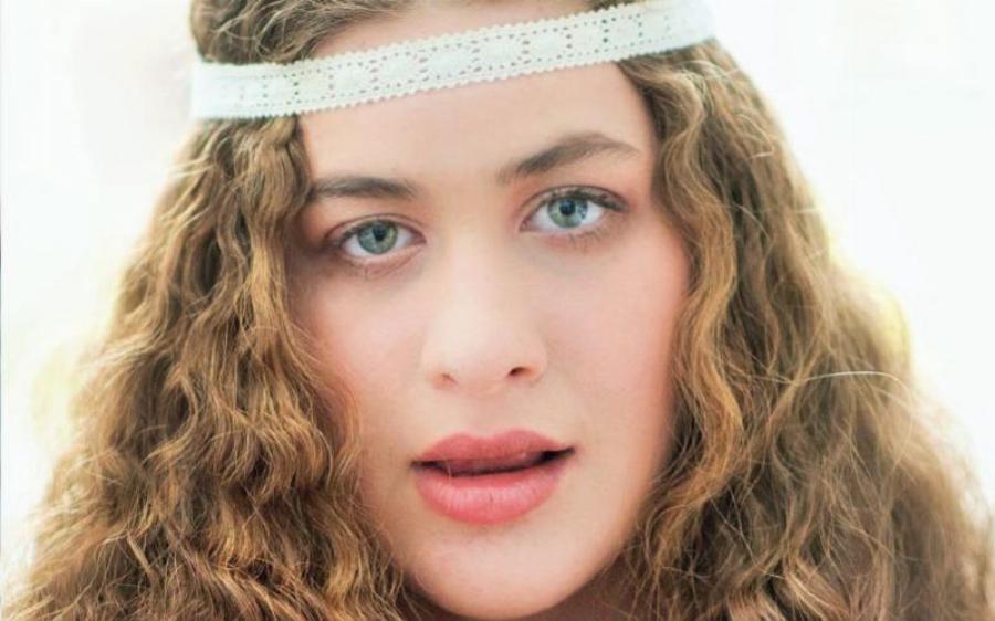 Νεφέλη της σιωπής: Η ιστορία του κοριτσιού που δεν μπορεί να μιλήσει, αλλά τραγουδάει και μαγεύει με τη φωνή της