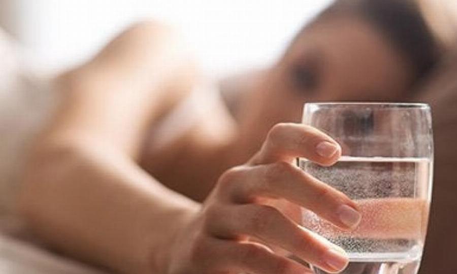 Γιατί πρέπει να πίνουμε νερό με άδειο στομάχι καθημερινά με το που ξυπνάμε;