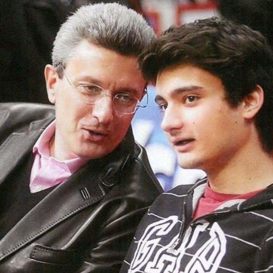 Νίκος Χατζηνικολάου – Έλενα Κατρίτση: Ο μεγάλος τους γιος έγινε 27, κατοικεί μόνιμα στο Λονδίνο και είναι ίδιος με την μητέρα του