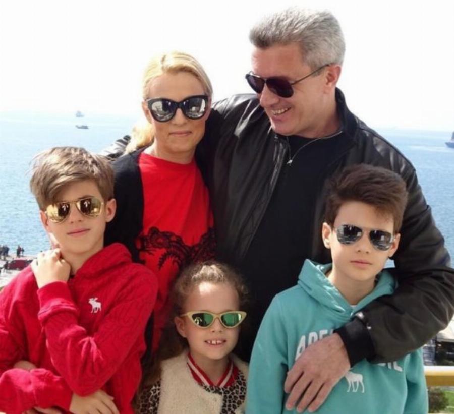 Νίκος Χατζηνικολάου – Έλενα Κατρίτση: Ο μεγάλος τους γιος έγινε 27, κατοικεί μόνιμα στο Λονδίνο και είναι ίδιος με την μητέρα του