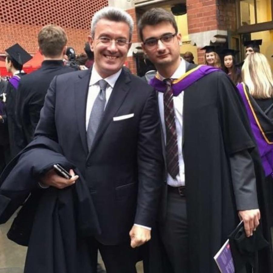 Νίκος Χατζηνικολάου – Έλενα Κατρίτση: Ο μεγάλος τους γιος έγινε 27, κατοικεί μόνιμα στο Λονδίνο και είναι ίδιος με την μητέρα του