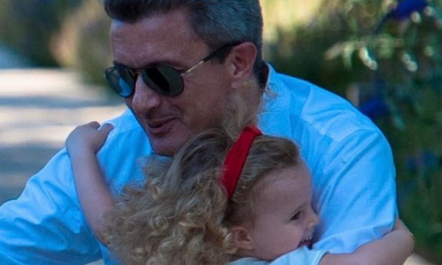 Νίκος Χατζηνικολάου – Έλενα Κατρίτση: Ο μεγάλος τους γιος έγινε 27, κατοικεί μόνιμα στο Λονδίνο και είναι ίδιος με την μητέρα του