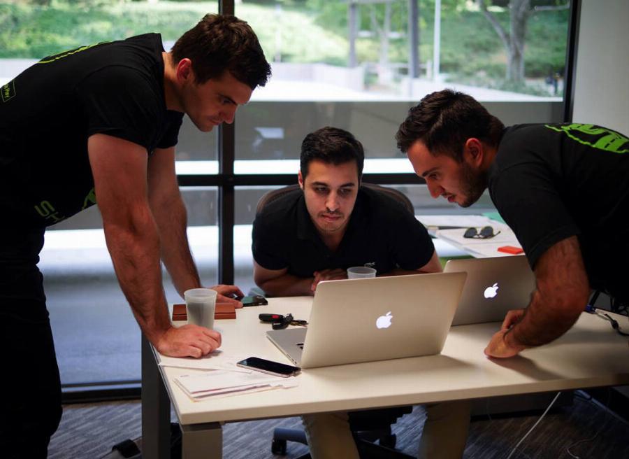 Ο άστεγος πρόσφυγας από την Αλβανία που έστησε τη δική του επιχείρηση με 600€ και σήμερα είναι εκατομμυριούχος