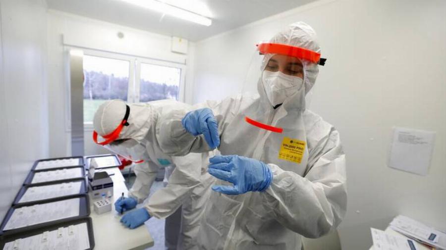 Αν τα έχεις τρέξε στο γιατρό: Τα πρώιμα συμπτώματα της υπερμεταδοτικής Όμικρον 2 λίγο πριν τον πυρετό