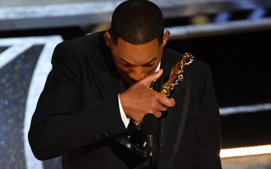 Τι και αν κινδυνεύει να χάσει το αγαλματίδιο: Μετά το χαστούκι ο Γουίλ Σμιθ το «έκαψε» στο πάρτι του Vanity Fair