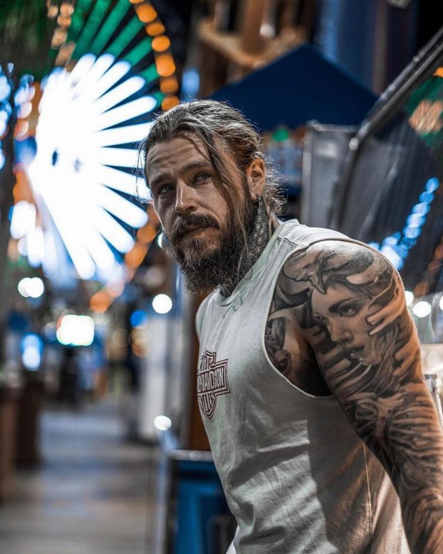 Παχύσαρκος νεαρός: Έχασε 75 κιλά, άφησε μούσι, μαλλί και έγινε περιζήτητο μοντέλο