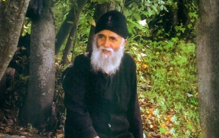 Η φωτογραφία του Δημήτρη Γιαννακόπουλου με τον Άγιο Παΐσιο και η προφητεία για τον Γ’ Παγκόσμιο Πόλεμο