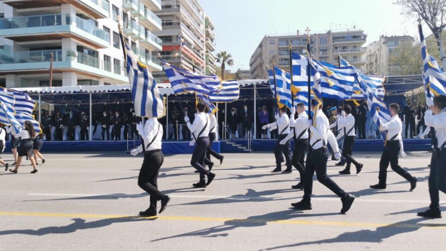 25η Μαρτίου 1821: Η παρέλαση στη Θεσσαλονίκη άρχισε με το «Μακεδονία Ξακουστή» – Πλήθος κόσμου για τον εορτασμό