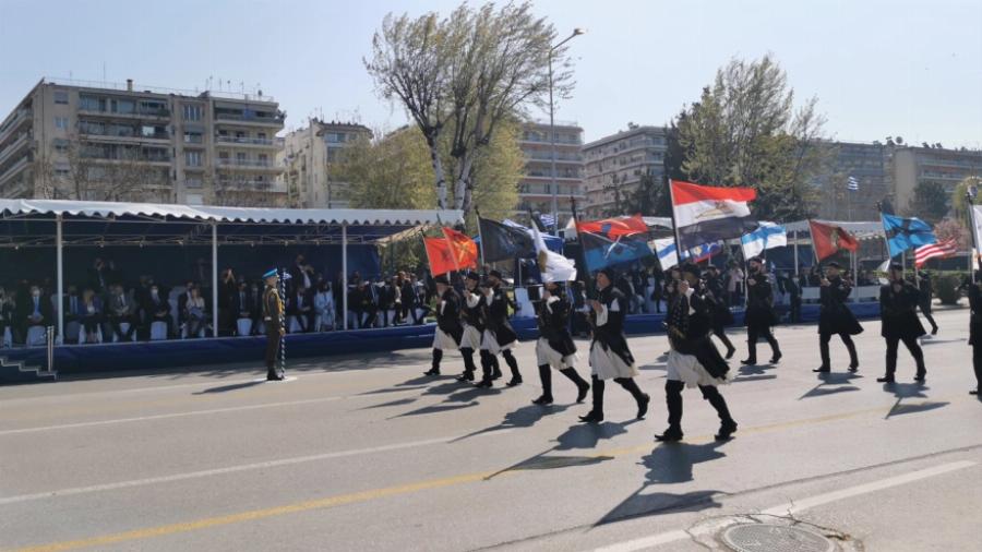 25η Μαρτίου 1821: Η παρέλαση στη Θεσσαλονίκη άρχισε με το «Μακεδονία Ξακουστή» – Πλήθος κόσμου για τον εορτασμό
