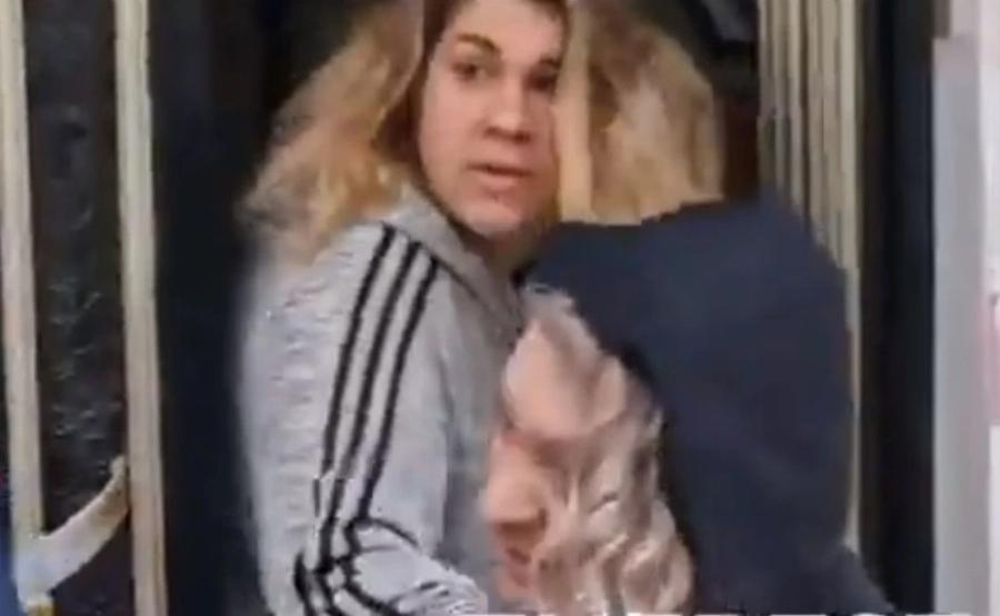 Λαοθάλασσα οργής στην Πάτρα: Η μάνα της Ρούλας Πισπιρίγκου φτάνει στο σπίτι και την τραβάει η κόρη της για να μην την λιντσάρουν