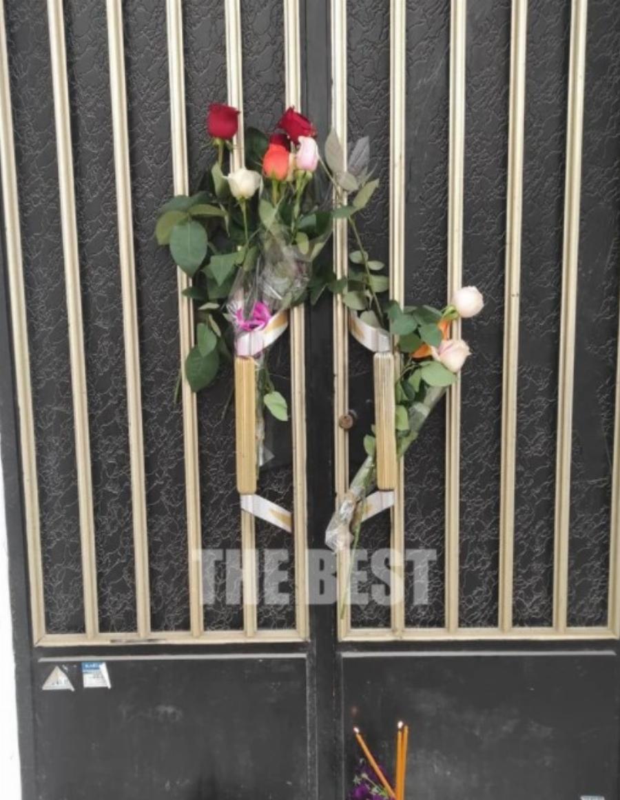 Ηλικιωμένη άφησε λουλούδια στο σπίτι της Ρούλας Πισπιρίγκου στη μνήμη των τριών κοριτσιών: Ρίγη συγκίνησης με το βίντεο