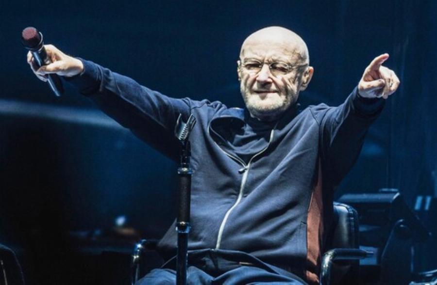 Τραγούδησε καθιστός και αποχαιρέτησε για πάντα το κοινό: Η τελευταία συναυλία του Φιλ Κόλινς