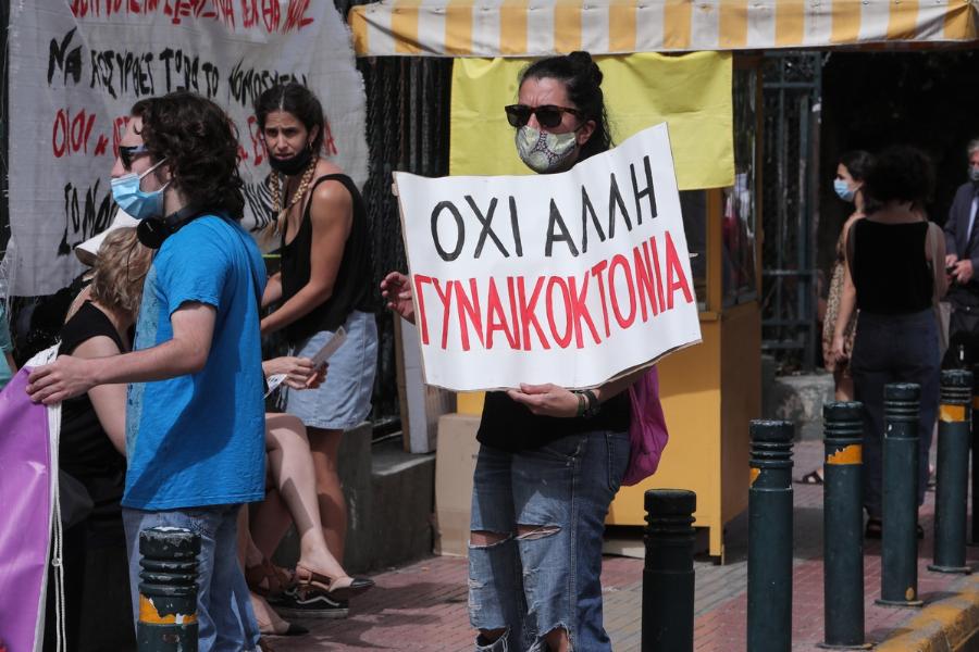 Η ιστορία της κυρίας Ειρήνης: “Ο γιος μου είναι γυναικτοκτόνος. Πέθανα τη μέρα που σκότωσε την κοπέλα του”