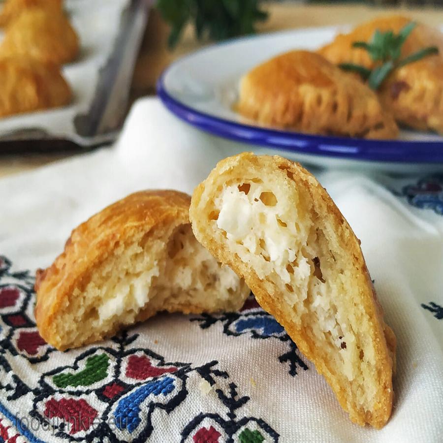 Τυροπιτάκια κουρού: Η πανεύκολη συνταγή – Τραγανά σαν μπισκότο και με λίγες θερμίδες