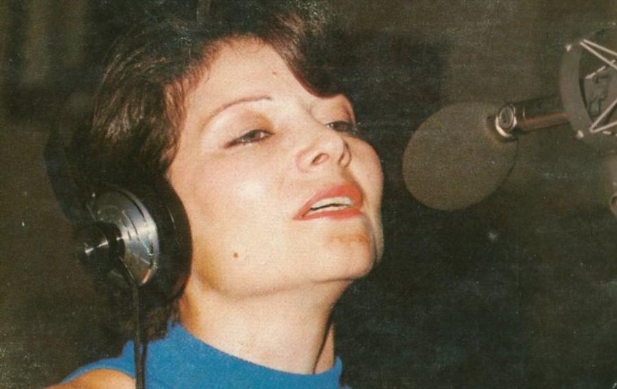 Πίτσα Παπαδοπούλου: Τα φτωχικά παιδικά χρόνια, το μανάβικο στην Αθήνα, ο θαυμασμός του Καζαντζίδη και το «παιδί» που έχασε στη Μάνδρα