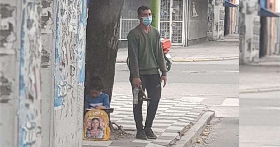 «Καθάριζε τζάμια στο φανάρι έχοντας δίπλα του την κόpη του και μια φωτογραφία του άλλαξε τη ζωή»