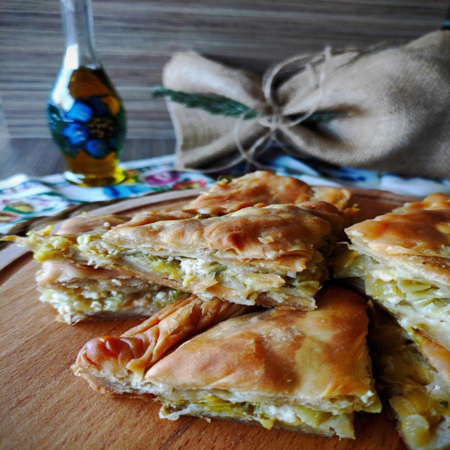 Πρασοτυρόπιτα: Γρήγορα με αγνά και λίγα υλικά για το οικογενειακό τραπέζι