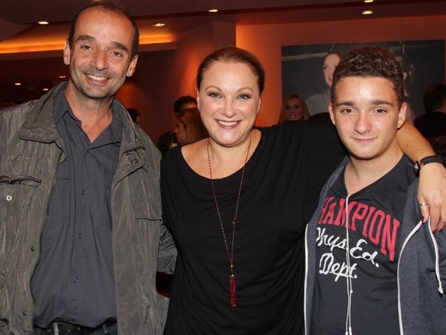 Ρένια Λουιζίδου: Τα 25 χρόνια αγάπης με τον σύζυγό της, το μυστικό του γάμου της, ο φόβος στην γέννηση του γιου της και το μεγάλο παράπονό της