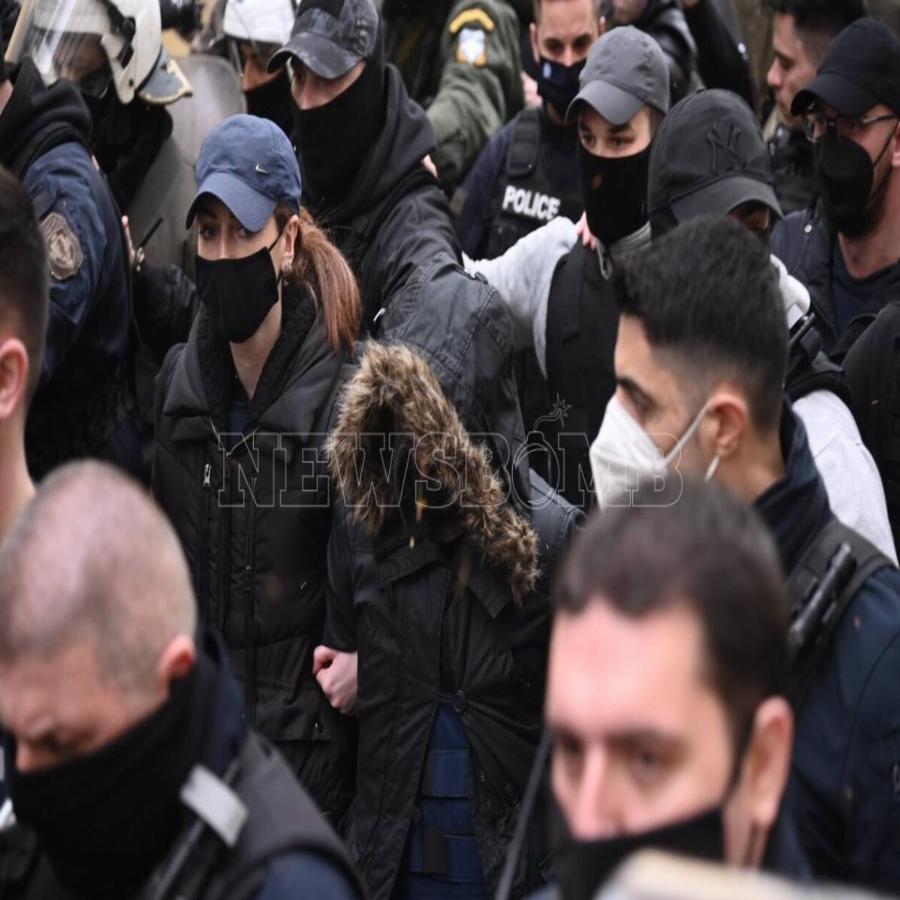 «Ντροπή σου, ομολόγησε για να λυτρωθείς» φώναζαν στα δικαστήρια μόλις έφτασε η Ρούλα Πισπιρίγκου