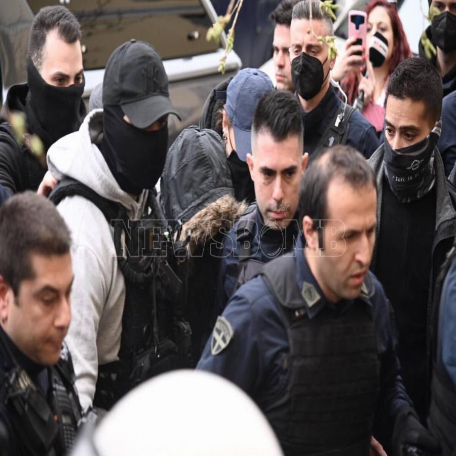 «Ντροπή σου, ομολόγησε για να λυτρωθείς» φώναζαν στα δικαστήρια μόλις έφτασε η Ρούλα Πισπιρίγκου