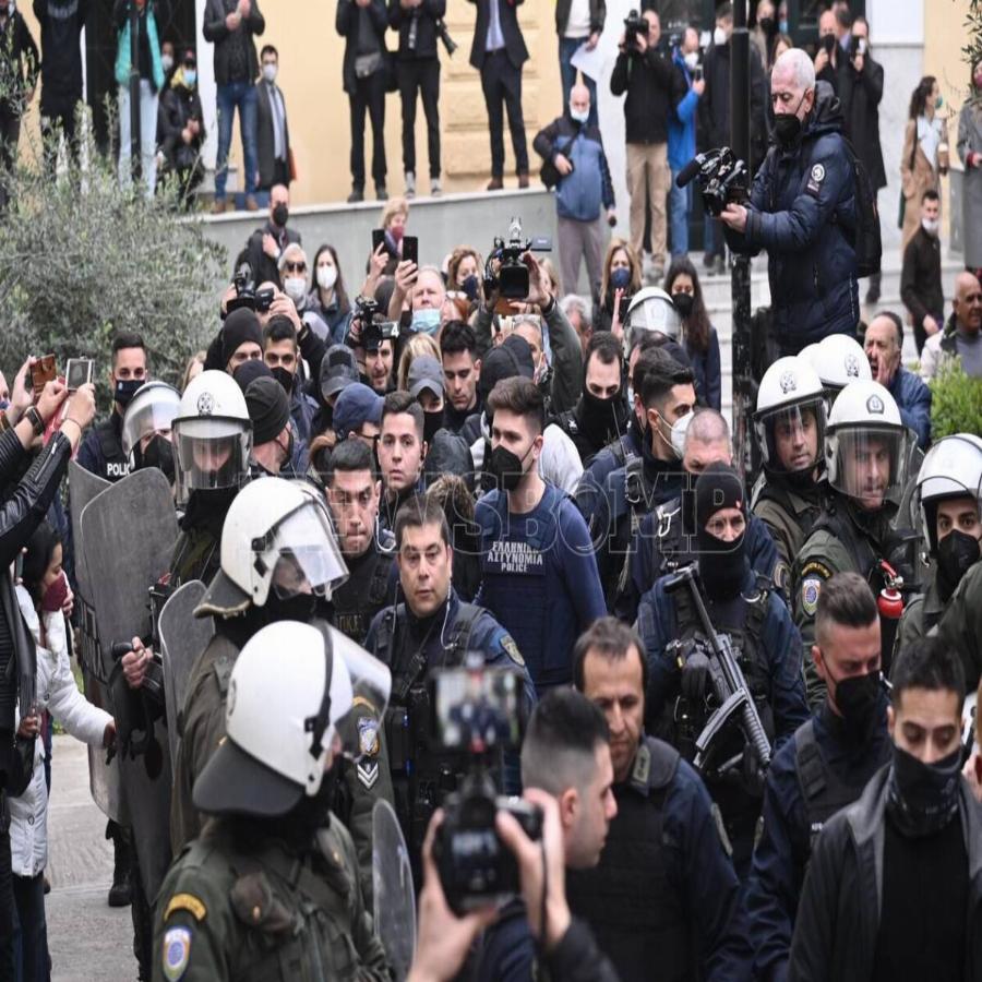 «Ντροπή σου, ομολόγησε για να λυτρωθείς» φώναζαν στα δικαστήρια μόλις έφτασε η Ρούλα Πισπιρίγκου