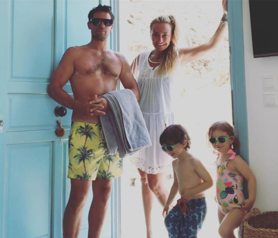 Ρούλα Ρέβη: Τα δύσκολα εφηβικά χρόνια, το σχολείο που παράτησε, γέννηση των παιδιών της και τα 8 χρόνια διαφοράς με τον Αποστόλη Τότσικα