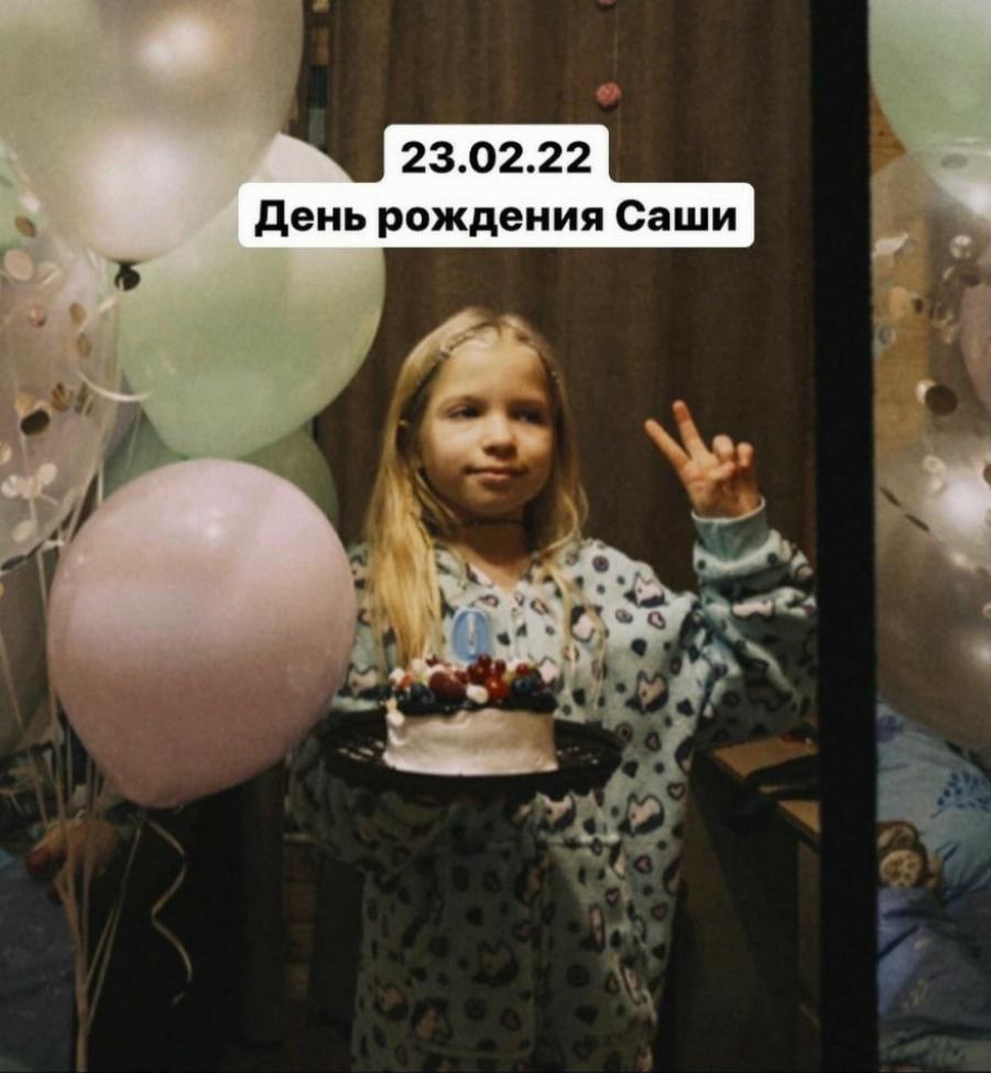 «Ελπίζω ότι δεν ήθελαν να μου κάνουν κακό»: Η 9χρονη Σάσα έχασε το χέρι της από ρωσικούς βομβαρδισμούς στην Ουκρανία και συγκινεί