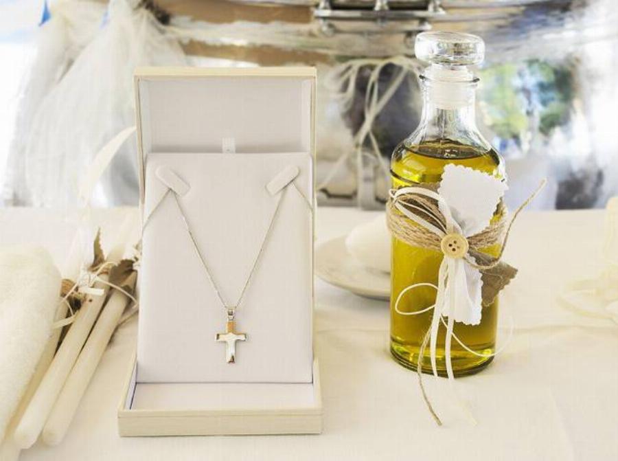 Είναι παράνομο να ζητούν οι ιερείς λεφτά σε βαφτίσεις και γάμους;