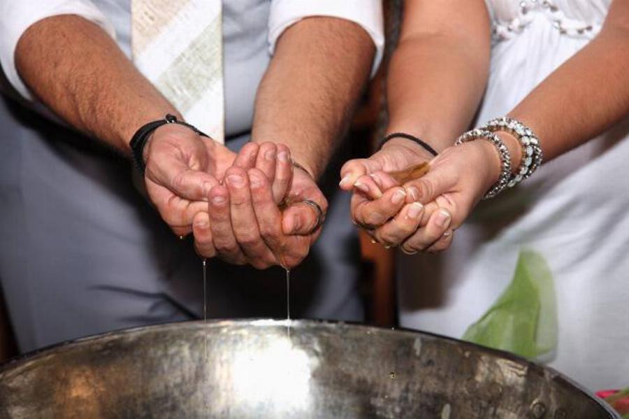 Είναι παράνομο να ζητούν οι ιερείς λεφτά σε βαφτίσεις και γάμους;