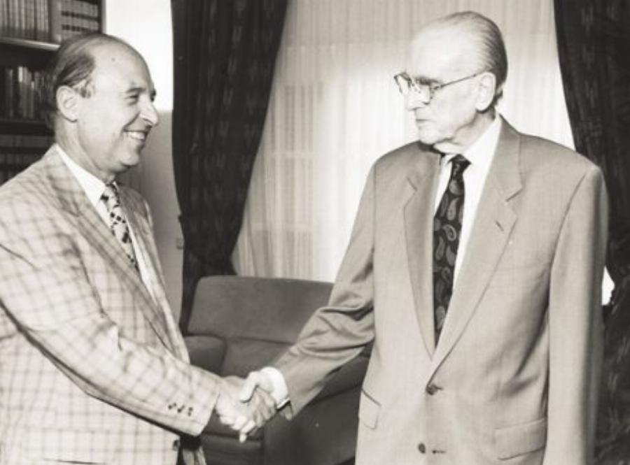 Κώστας Σημίτης: Το σπάνιο στιγμιότυπο με τη σύζυγο του στα 30 τους, κάνει θραύση στο Ελληνικό διαδίκτυο