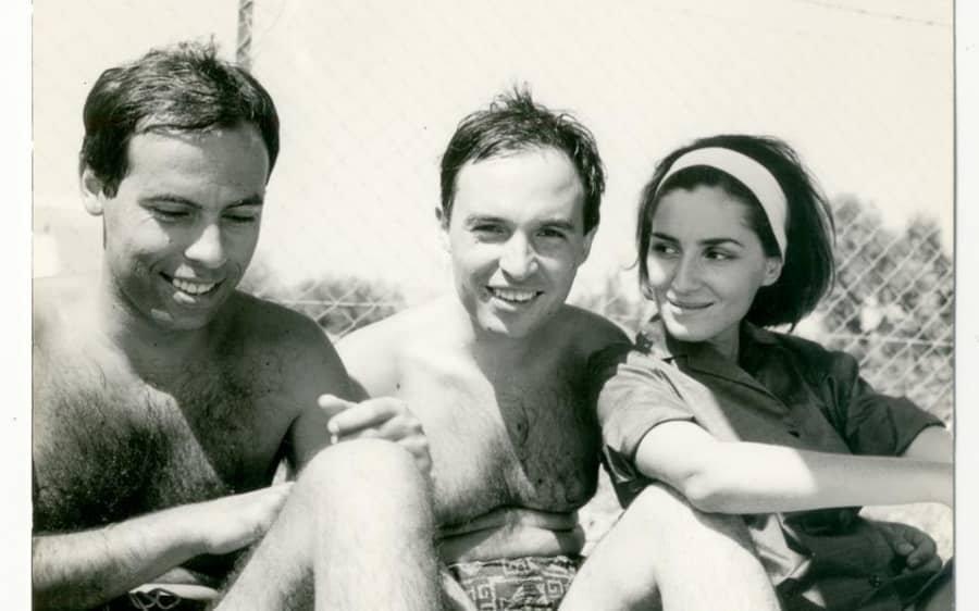 Κώστας Σημίτης: Το σπάνιο στιγμιότυπο με τη σύζυγο του στα 30 τους, κάνει θραύση στο Ελληνικό διαδίκτυο