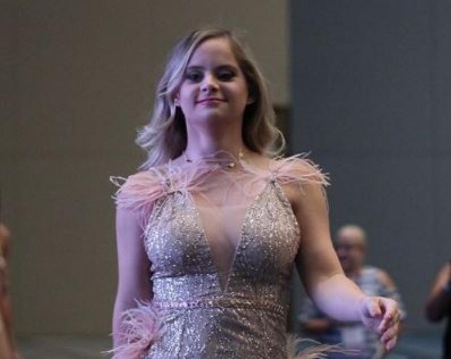 Η 22χρονη Σοφία πάσχει από σύνδρομο Down, είναι μοντέλο και επιχειρηματίας και θέλει να κατακτήσει τον κόσμο