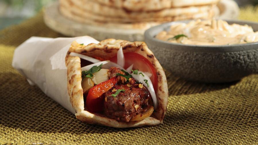 Πιτόγυρα από χρυσό:  Τόσο στοιχίζει πλέον σε μία τετραμελή οικογένεια ένα απλό γεύμα