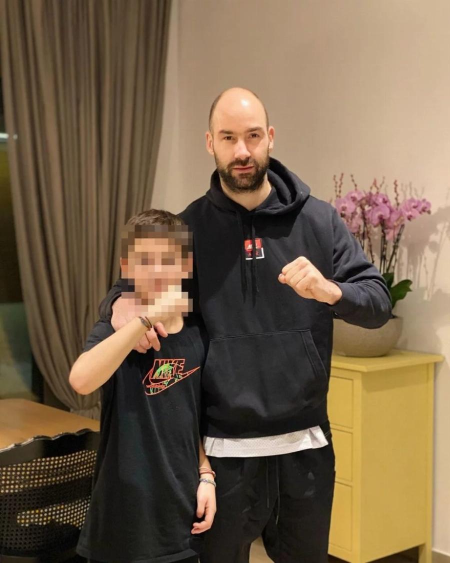 Βασίλη Σπανούλης – Ολυμπία Χοψονίδου: Το ζεστό σπίτι με τεράστιων διαστάσεων σαλόνι και καναπέ για ένα λόχο