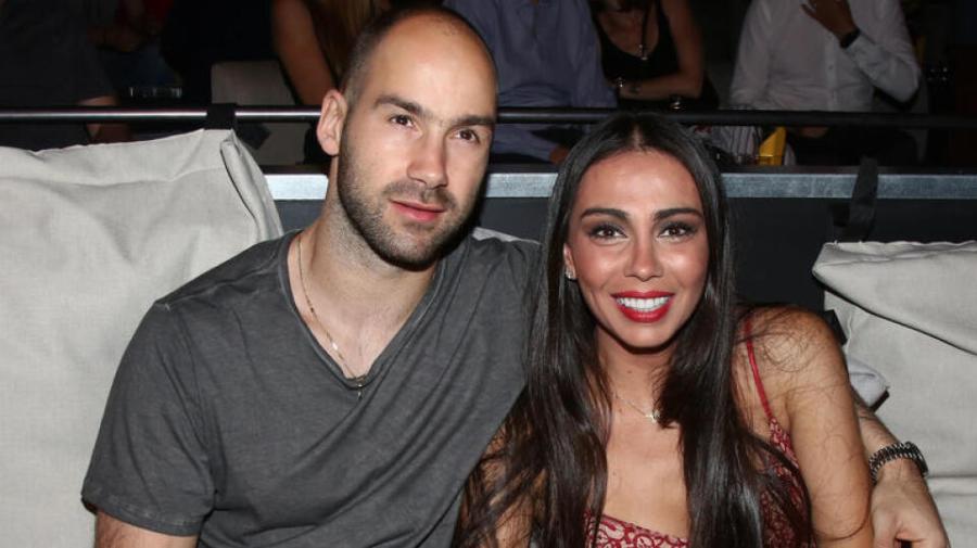 Βασίλη Σπανούλης – Ολυμπία Χοψονίδου: Το ζεστό σπίτι με τεράστιων διαστάσεων σαλόνι και καναπέ για ένα λόχο