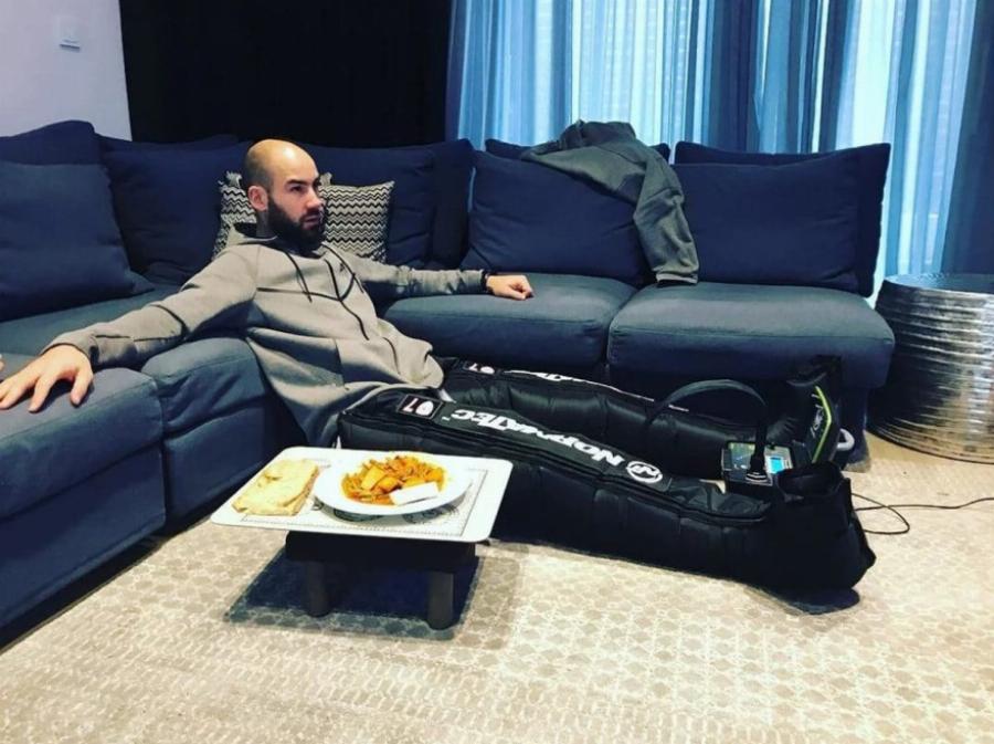 Βασίλη Σπανούλης – Ολυμπία Χοψονίδου: Το ζεστό σπίτι με τεράστιων διαστάσεων σαλόνι και καναπέ για ένα λόχο