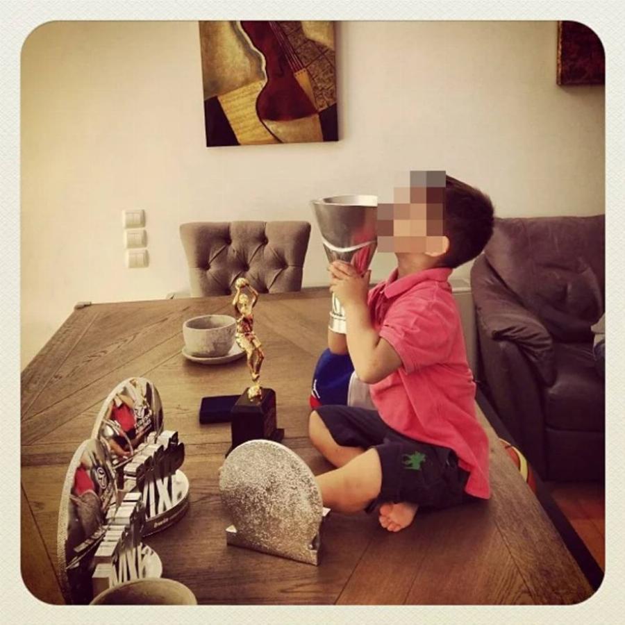 Βασίλη Σπανούλης – Ολυμπία Χοψονίδου: Το ζεστό σπίτι με τεράστιων διαστάσεων σαλόνι και καναπέ για ένα λόχο