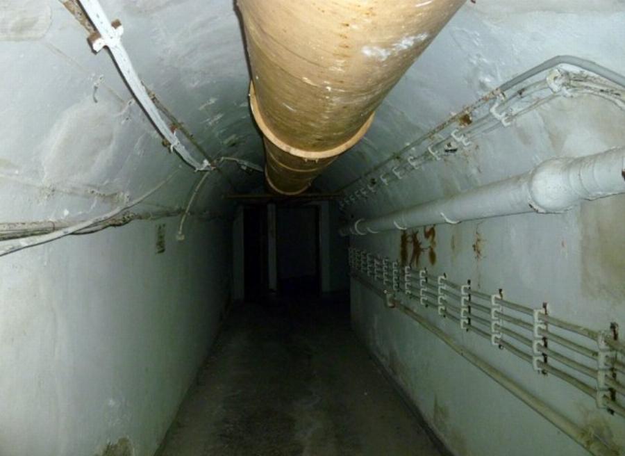 Μυστικό καταφύγιο του Λυκαβηττού: 100μ. μέσα στο βράχο να μην χρειαστεί να βρεθείς ποτέ εκεί – Τουαλέτες, τηλέφωνα, ρεύμα και λουτρά