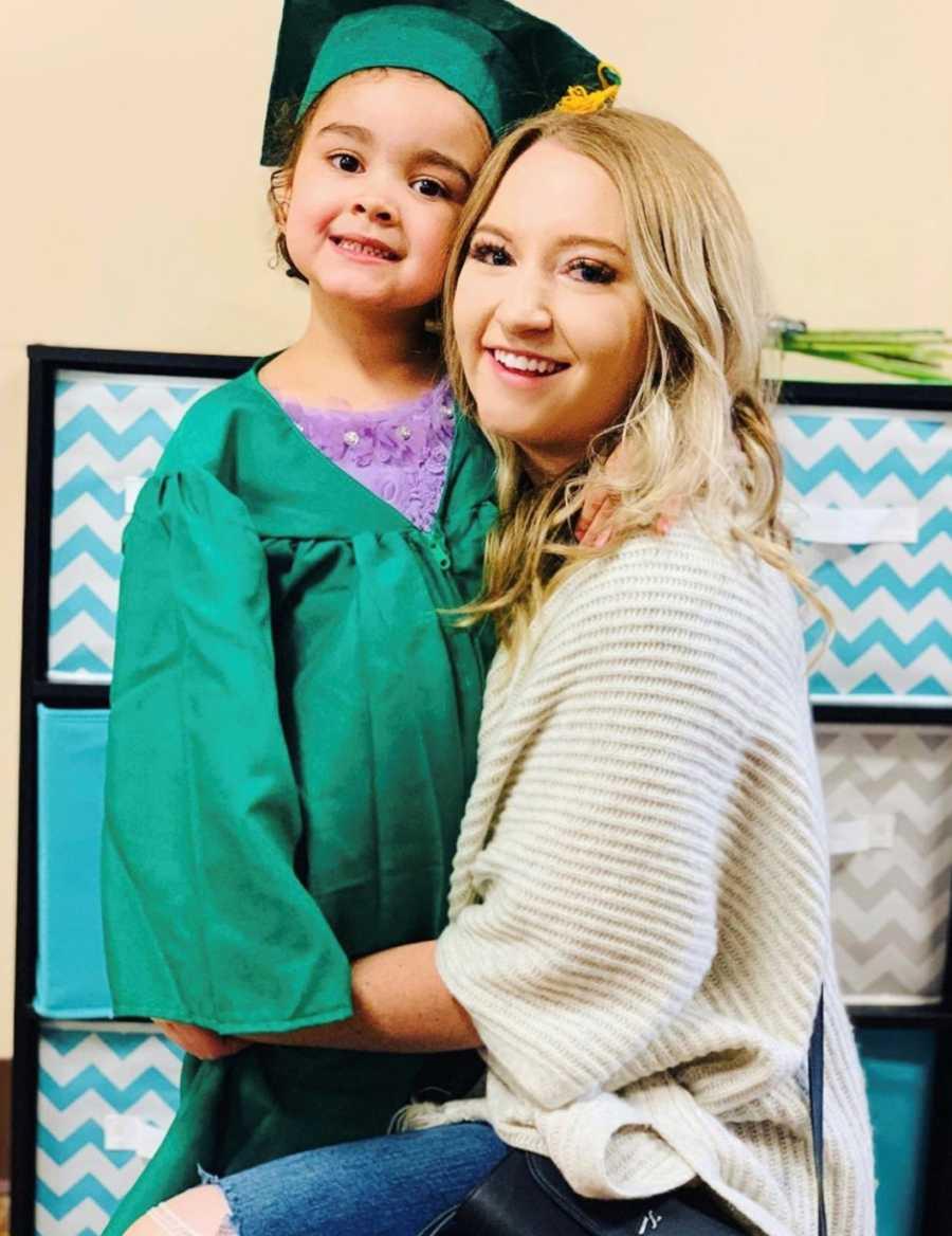 «Στα 16 μου είπα στη μητέρα μου τρέμοντας ότι είμαι έγκυος και με έδιωξε από το σπίτι»