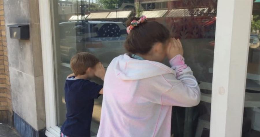 Την Καθαρά Δευτέρα τα παιδιά κοιτούσαν από το τζάμι τον πατέρα τους με την σχέση του να τρώει Σαρακοστιανά ενώ αυτά πεινούσαν