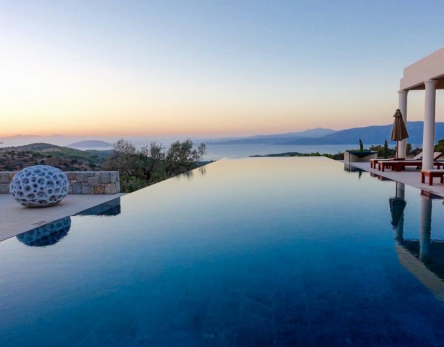 Το ακριβότερο ξενοδοχείο στην Ελλάδα: Δεν βρίσκεται ούτε στην Μύκονο, ούτε στην Σαντορίνη αλλά θυμίζει αρχαίο ανάκτορο