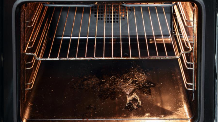 Λίπη στον φούρνο: Τα υλικά στο ντουλάπι σας που τα εξαφανίζουν
