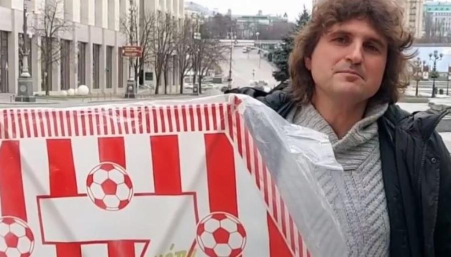 Τάσος Τσιάμης: Ατρόμητος βγήκε με τον χαρταετό του Ολυμπιακού στο κέντρο του Κιέβου