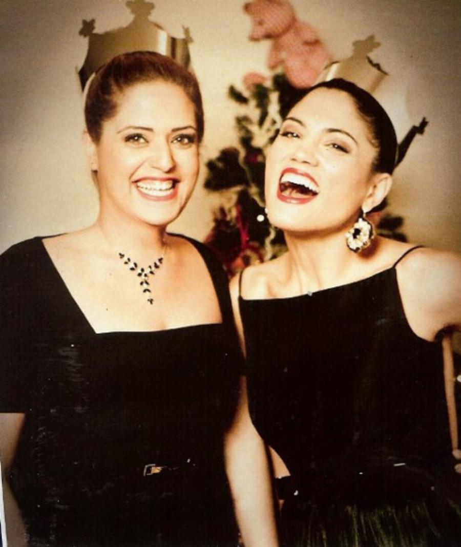 Μαίρη Συνατσάκη: Σπάνια στιγμιότυπα με τη δίδυμη αδερφή της και η αγαπημένη της φωτογραφία