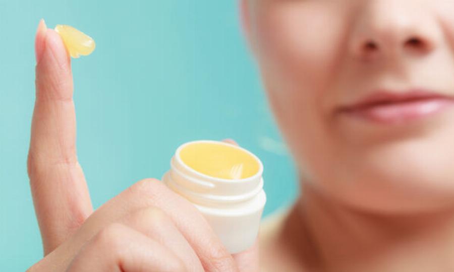 Βαζελίνη: Πως θα κάνετε την ζωή σας πιο εύκολη – 18 άγνωστες χρήσεις της